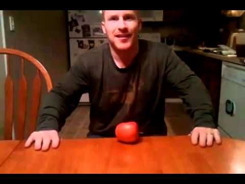 Partiendo una manzana con la nariz