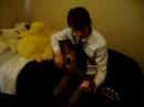 gon tocando la quitarra