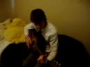 gon tocando la quitarra