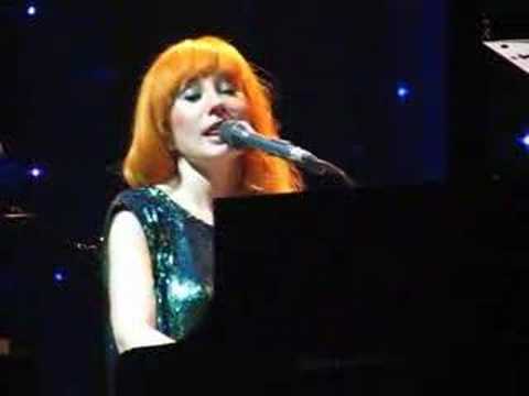 Tori Amos - Yes Anastasia live in ...
