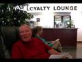 videos de Porky sits in a massage chair at Toyota of Tri-Cities