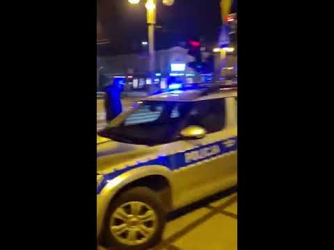 Policja spisuje kwiaty i znicze pod biurem PIS