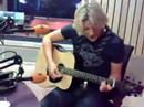 Thomas Berge Speel voor het eerst live op de radio.