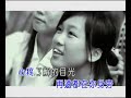 不流泪的机场地面灯火像是星光闪耀什么地方等着我降落停靠走过一扇大门一座桥什么笑容值得我凝住心跳往前跑的人都需要摆脱遗憾的药回到教堂祈祷那一秒爱是三万里程的孤单闪着等待的泪光眺望可能的远方爱是(爱知道) 再远都在你身旁心疼了解的目光不流泪的机场累计(划下)或多或少的伤或真或假的谎只求不忘了我最真的模样最真的微笑红灯闪烁停驻的街道蓝天绿叶的熟悉不同面貌一张床一个停靠黑夜白昼颠倒谁能解读脸上的微笑短暂的来回奔跑不曾解开的背包我参与的人生太潦草快乐常在门外绕太多陌生的夜晚让我困扰若你能了解我会向你怀里靠爱三万里的孤单闪着等待的泪光眺望可能的远方喔爱再远都在你身旁心疼了解的目光不流泪的机场划下或多或少的伤或真或假的谎只求不忘了我最真的模样最真的微笑
