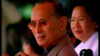 ในหลวงทอดพระเนตรแข่งเรือยาว