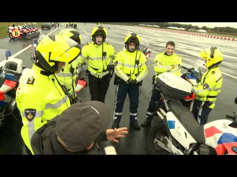 Politieagenten leren schieten op de motor