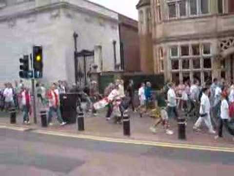 Fans del Hull City rumbo al estadio KC
