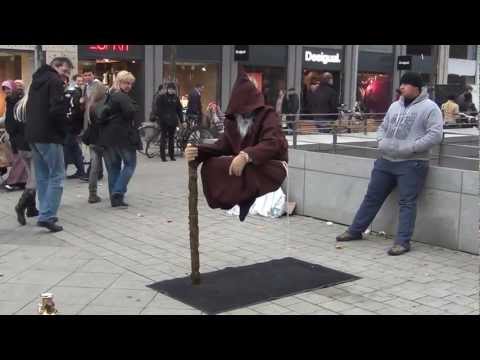 Schwebender Straßenkünstler @ Hannover