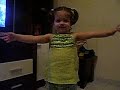 Maria Beatriz cantando parab�ns pra ela mesma