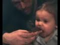 voila lucas qui mange un �clair au chocolat!!!