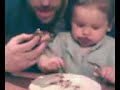 voila lucas qui mange un �clair au chocolat!!!