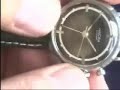 das video zeigt einige vulcain cricket armbandwecker vom ersten modell ende der 40er bis zum letzten modell in den 70er jahren.

das uhrwerk ist ein manufakturwerk, welches von der firma vulcain in den 40er jahren entwickelt wurde. es war der erste eigentliche armbandwecker, der in gro�em ma�stab produziert wurde.

das kaliber wurde als vulcain 120 bezeicnet. 17 steine, 18000 a/h, exactomatic lagerung der unruhe, zwei federh�user. sp�ter wurde es leicht ver�ndert und unter dem namen msr s2 produziert (im video alle modelle, bis auf die erste uhr). typisch war der zweite bodendeckel mit l�chern oder schlitzen, der einen lauten klang garantierte, auch wenn die uhr getragen wurde.

die bedienung:

krone bei 3 uhr in position ?0