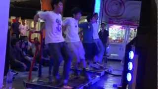 สุดๆ เซียนเล่นเกมตู้เต้นพร้อมกัน 4 คน
