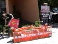 videos de Sebastian Kunz Reports: PETA Protests McDonalds Chicken