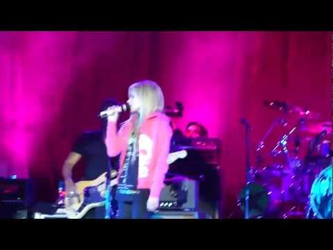 0 Avril Lavigne: foto e video del Black Star Tour   %postname%