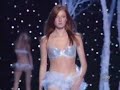 rie.rasmussen.the.victorias.secret.fashion.show.2001