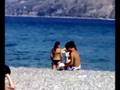 Ernesto sulla spiaggia ke pulisce il pallone
