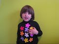 Niko sings in French: \"Dix petites fleurs\" Niko sings in French: \"Dix petites fleurs\"