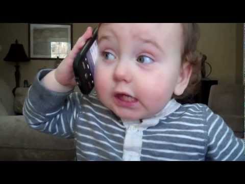 Una bimba alle prese con una telefonata Una bimba alle prese con una telefonata