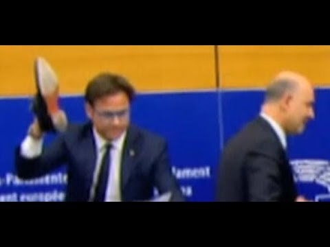 Italienischer Europaabgeordneter mit Schuh-Protest gegen EU-Kommission