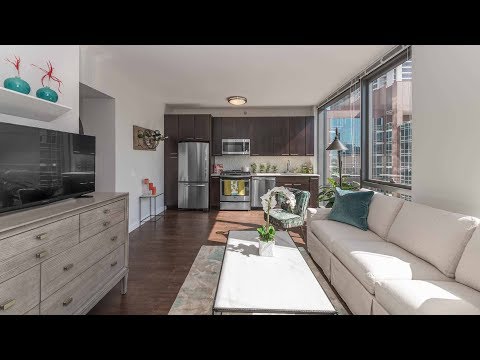 A sunny, south-facing 1-bedroom on the River North / Gold Coast border A sunny, south-facing 1-bedroom on the River North / Gold Coast border