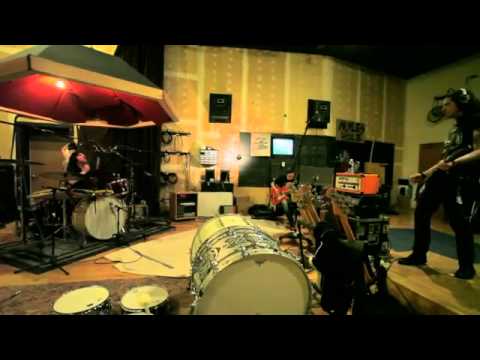 roadrunnergermany - SLASH ist mit seiner Band im Studio und nimmt das neue Album auf, welches im Mai erscheint. Hier ist der vierte Teil seiner Studio Reports.