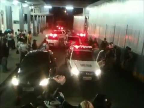 Vídeo com suposto abuso policial contra mãe e filha, em BH, repercute nas mídias sociais