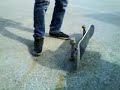 Un roumain qui remet une roue