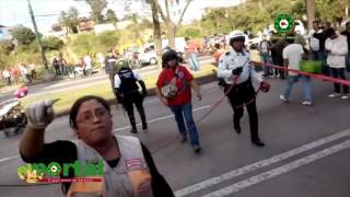 Pipa arrastra autos en Xalapa Veracruz