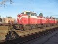 Finnish freight train 4059 from Kemira, Siilinjärvi, to Kokkola at Iisalmi station at 22.7.2007. Two non-rebuilt Dv12-class diesel locomotives (2528+2532) start main engines, and freight train 4059 is starting to roll to track 4's northern main signal. I'm sorry for bad quality, because i didn't have tripod when filming this video. (And filmed with pocket digital camera, not with my DV-camcorder, which i didn't have at that moment.) Those two locomotives, which are in the video, are rebuilt now.Fosforihappotavarajuna 4059 Kemiralta, Siilinjärveltä, Kokkolaan Iisalmen asemalla 22.7.2007. Kahden saneeraamattoman Dv12-veturin (2528+2532) päämoottorit käynnistyvät, ja T4059 alkaa rullaamaan kohti 4. raiteen pohjoisenpuoleista pääopastinta. Pahoittelen huonoa kuvanlaatua, koska minulla ei ollut tuolloin kolmijalkaa mukana kuvatessa, eikä minulla ollut tuolloin myöskään digivideokameraa. Videolla näkyvät kaksi Dv12-veturia on nykyään saneerattu.