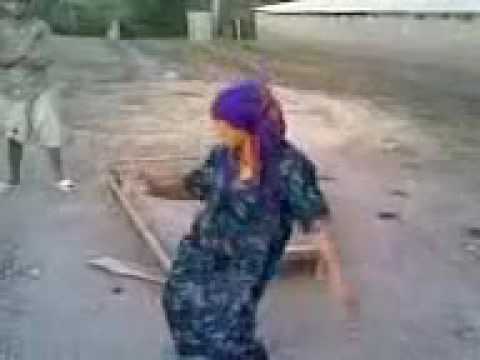 0 هیپ هاپ رقصیدن یه زن روستایی