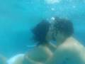 niños tachas underwater kiss 1