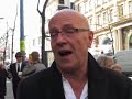 Anonymous unterhaelt sich mit Wilfried Handl