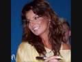 videos de Juanita singing 'Invincible' in Afrikaans.