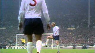 Ausschnitte aus Länderspielen mit Bobby Moore