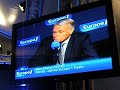 marc-olivier fogiel interviewe le d�put�-maire de nantes, jean-marc ayrault, alors qu'� l'ext�rieur de la tente europe 1, les manifestants de l'usine goss le sifflent