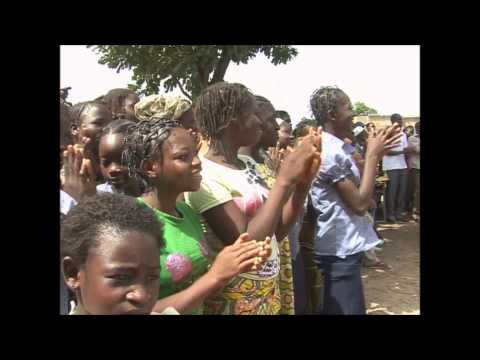 Visite de la direc trice générale au Burkina Faso en novembre 2012. Ce vidéo traite de l'inauguration du CEG de Wona, de la distribution des kits scolaires et du projet sésame.
Partie 1.