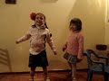 Ori y la amiguita cantando