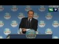 Segnalo anch'io il settantenne (70 anni), trascinato per terra e preso a calci, perché rivolge qualche domanda critica a Berlusconi. Vedano poi gli altri italiani, cosa serve di più. http://www.youtube.com/watch?v=B1rZRRm5WcY&feature=player_embedded