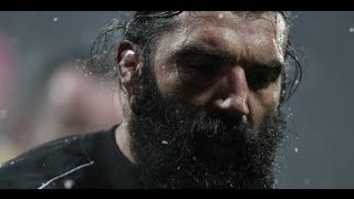 Sébastien Chabal boxe un joueur en plein match