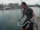Tonto se da un clavado con bici incluida