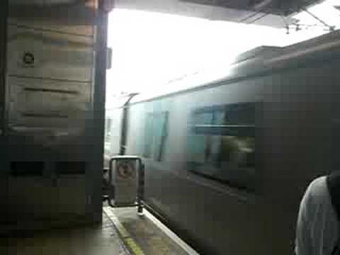 一列韓製港鐵列車抵達觀塘站