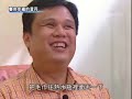 從小，鐘興叡的世界就沒有色彩，也沒有光，上帝在送他進人間的時候大概打了瞌睡，粗心的忘了給他視力，讓他一直以為世界，就是一片黑暗，雖然小阿叡的眼睛看不見，但鐘爸爸和鐘媽媽對待所有的孩子都一視同仁，帶著他遊山玩水，讓他騎腳踏車，凡事都讓他自己去做嘗試，所以他一直不知道和大家有什麼不同，一直到上了小學，大家都笑他是瞎子，這才開始發覺自己和別人是不一樣的。孩子的世界總是比較殘酷的，同學們為了想看看他是不是真的瞎子，常常對他惡作劇，一下偷偷拿走他的椅子害他跌倒、一下調換便當擺放的固定地方，有時還拿筆戳他，學校生活應該是孩子交朋友、玩耍的樂園，但對他來說，學校變成了生活的夢魘，在同學不間斷的惡作劇下，他變得愈來愈自卑也愈來愈排斥到學校上課，說起童年往事，不好意思的笑著說：「有一次，我聽爸爸媽媽好像睡了，就偷偷拿熱水袋放在額頭上，心想，說不定這樣子隔天就可以裝作發燒不用去上學了。」結果還是被媽媽發現，這是他童年逃避現實的暫時方法。小學畢業後，父母把他送到台北啟明學校，希望能讓他繼續接受教育，「那時我們拿湯，都會大喊：『熱喔！不要撞到我！』不過，因為大家都看不見，所以還是撞到了，湯灑了一身，那時我就覺得很沮喪，覺得我的人生完了，我除了在這裡跟一群瞎子在一起，還能有什麼未來？」，那時對未來失去了希望，墜入了真正的黑暗世界，自暴自棄對人生再也提不起任何衝勁，整日就是和朋友上ＫＴＶ及逛街鬼混。上帝為你關上一扇門，必再為你開另一扇窗，出生時上帝忘了給他視力，卻給了他一副好嗓子，學長在ＫＴＶ裡聽見他的歌聲後，便鼓勵他投考音樂系，第一年差了些微的分數沒考上，第二年考上文化大學音樂系，主修聲樂，附修鋼琴，縱然音樂是門聽覺的藝術，但對於視障生來說還是挑戰重重，上課的筆記、樂譜，都需要請同學幫忙，就算好心的同學不拒絕，大家的時間也非常有限，通常只能拿到一份零散的譜子，「別人練一小時就好的東西，我需要練兩三小時；別人出去玩的時候，我都待在琴房裡聽錄音。」如果任何人曾被命運所禁錮，便會明瞭『愛』是帶人掙脫銬鐐最強壯的羽翼，歷經了漫漫長夜，終於從心中看見了光的照耀，信仰帶來了方向，去除了自卑，這時女友香蓮闖入了他的生命，愛情的滋潤讓他的生活播滿馨香，當初要嫁給一位視障者，父母一開始擔憂反對，但香蓮總是堅定而果斷的面對這一切，「只要有愛，什麼都不辛苦。」，決定帶父母認識阿叡，讓他們知道他的好，「我最欣賞的是他勇敢的一面，真正的勇敢並不是什麼都不怕，而是雖然怕卻還是去做，這是我最替他感到驕傲的地方」。「我要感謝我的太太，總是不斷鼓勵我，支持我。」對於妻子的辛苦與付出，阿叡比誰都清楚，以前戀愛的時候，她常騎著50CC帶著他到處去玩，告訴他周圍的美麗風景也一起去登山，兩人總是形影不離，互相支持、照顧，眼睛看不到的他，最喜歡拿著相機拍下香蓮的身影，或許藉著拍照的動作，希望能把妻子的身影珍藏在心裡，曾經有人問阿叡，若他看得見，最想做的事是什麼？阿叡說：「他從沒想過這個問題，不過如果可以的話，他希望能開著車帶妻子到處去玩」。「愛」使人生變的更圓滿，擁有教會信仰的力量與妻子的愛，現在的他更積極走入人群，希望用自己的故事讓更多人感受到生命的感動，想要與大家分享：「不問能不能，不問行不行，只要積極主動，機會無限」，生命中的黑暗有時似乎永無止盡，但若相信自己，以不同的角度面對，總能開創出屬於自己的生命紋理，就如同夜來香，只有在黑夜中，才能展現他的獨特清香！