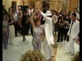 Lázaro baila celebrando el día de su santo, tras la cena de navidad de Pura Salsa.