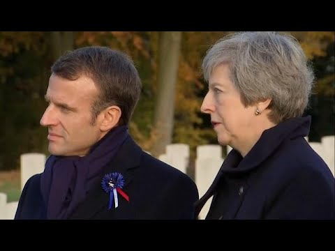 Στην Γαλλία η Τερέζα Μέι