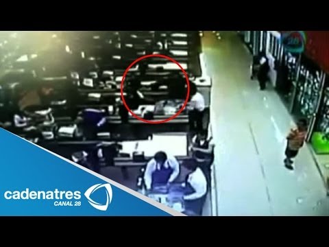 asesinato - ENTÉRATE!! Revelan video del asesinato de cajera en Superama de Cuernavaca, Morelos 07/03/14 Para más información entra en http://www.cadenatres.com.mx/c3n...