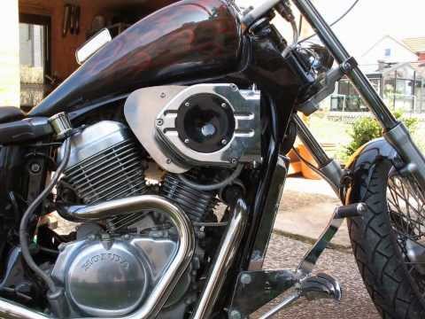 Vt600 - Schrittweise Darstellung der Installation des Hyper Chargers an der Shadow VT 600 Durch das Einstellen der richtigen Luftmenge muss der Vergaser nicht angepa...