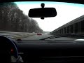 Il faisait très froid pour la région parisienne (2/3 degrés max) en cette journée du 4 mars 2001 et le circuit était encore mouillé par endroits par pluie de la nuit. Le Rallye de Paris (une organisation Rallystory), ce sont toujours des séries avec des garçons et des filles qui sont plus là pour être présents à cette manifestation que des foudres de pistes. De plus c'est l'occasion d'emmener madame ou un(e) ami(e) dans une belle automobile et si vous souhaitez que le week end se passe bien, il ne faut rien brusquer. J'étais seul dans ma 111s en Yokohama 38R, sanglé dans les harnais (d'où le voyant rouge de ceinture allumé sur le tableau de bord) et sur une piste que je connais bien, qui n'est pas difficile et mon seul regret fut que je ne sois pas en Pagid RS 14 mais en plaquettes de série, ce n'est pas le mieux sur l'Elise, mais enfin, je n'allais pas bouder mon plaisir, de plus j'étais au chaud. Une F40 c'est comme une Elise mais avec des chevaux, du couple, du carbone partout. Ca fait rêver c'est sûr. Il est en Michelin MXX3 qui doivent dater de l'âge de l'auto, le pilote savait y faire cela ne fait pas de doute. Alors que je roule déjà à tombeau ouvert pour les autres participants, je vois la F40 arriver dans mes rétros, pour ceux qui ont regardé les autres vidéos, une F40 ca pousse plus fort qu'une 360 Stradale, alors les 165 chevaux de mon Elise dans les 2 lignes droites c'est un peu, comment dire ?? juste ?? Mais la caméra tourne et il me faut ramener de la <b>...</b>