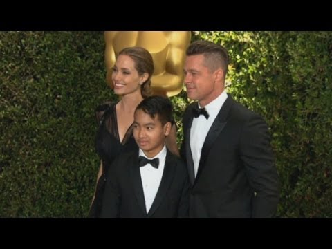 brad - Subscribe to TheShowbiz411! http://bit.ly/tsb411yt Angelina Jolie looked stunning as she attended the 2013 Governors Awards in Hollywood with Brad Pitt and s...