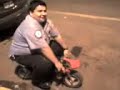 AQUI VEMOS COMO ESTA MOTO QUE NO ES NISSAN CARGA CON MAS QUE UN ELEFANTE LO CONOCEMOS COMO EL MOROÑO HERMANO DE DON GAMEZO. Y SU FRACE ES POLECIA YO SOY DE SAN JUAN DE LOS LAGOS. PERO EL ES MUCHA LUCHA.